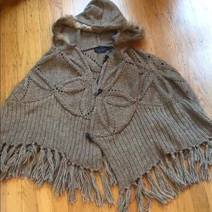Woven poncho with removable fur trim